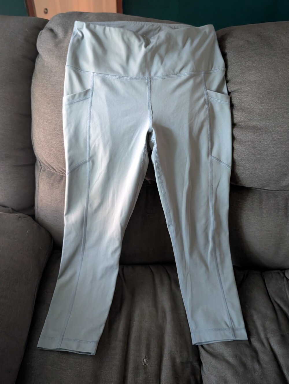 High-Waist Light Green 3/4 Leggings with Side Pockets